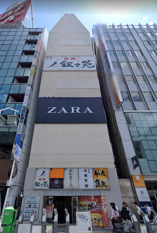 【新宿駅 徒歩1分 5F 駅至近!東口目の前大型店舗区画 【飲食可】】