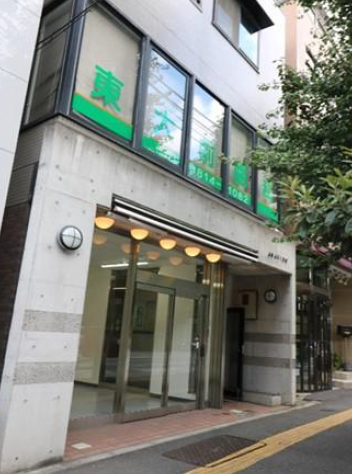 【東大前駅 徒歩2分 1F 駅近!本郷通り沿い前面ガラス張りの路面店舗物件【飲食不可】】