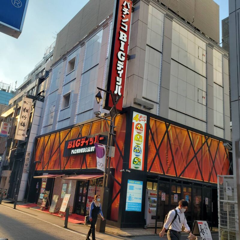 【JR新橋駅日比谷口徒歩3分、SL広場近く、人通り多い道路面、スケルトン物件 【何業も可】】