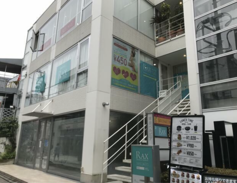 明治神宮徒歩３分の全面ガラス張りの視認性抜群なテナントです サロン 物販 カフェに最適です 居抜き物件 居抜き店舗 貸店舗での開業ならテンポスマート